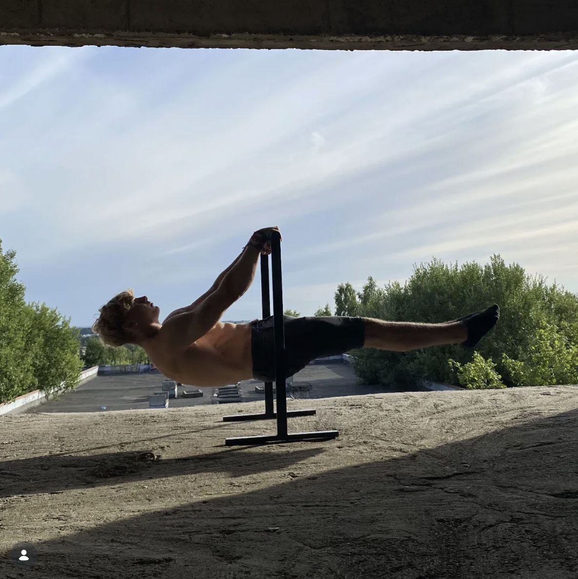 Konrad Hobszta — front lever na tle miasta