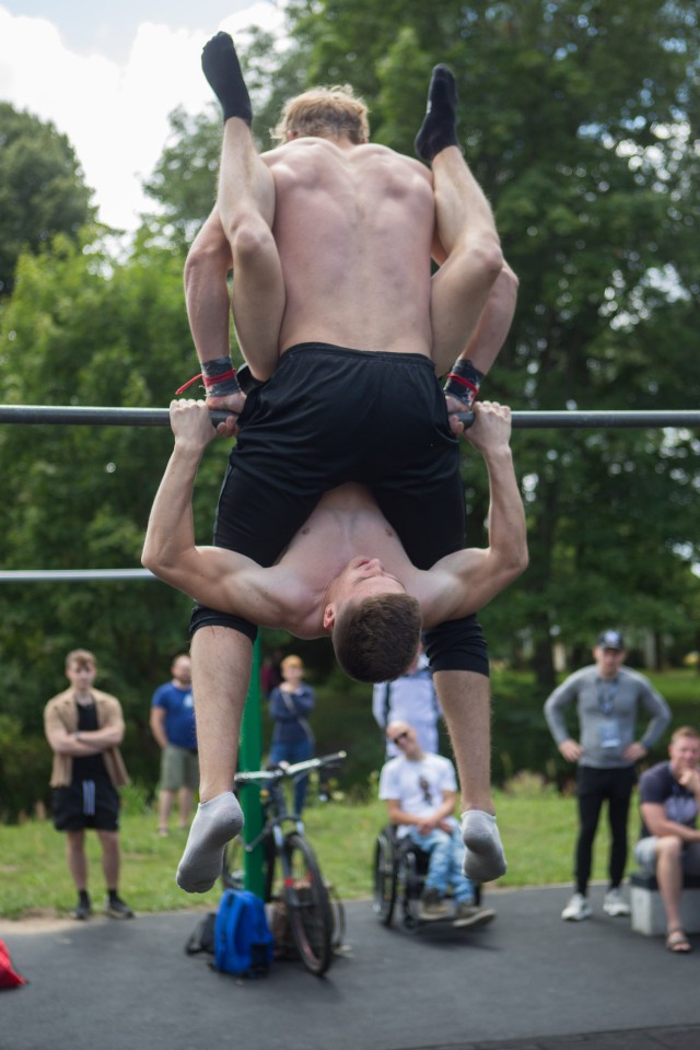 Duet na drążku — pokaz outdoor
