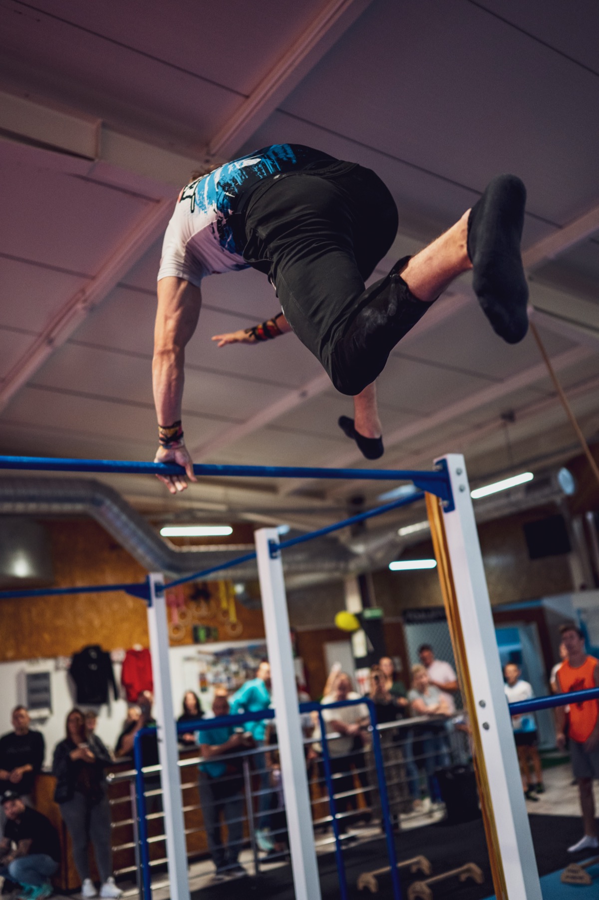 Backflip nad drążkami — zawody